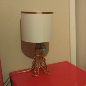 A eiffle tower lamp